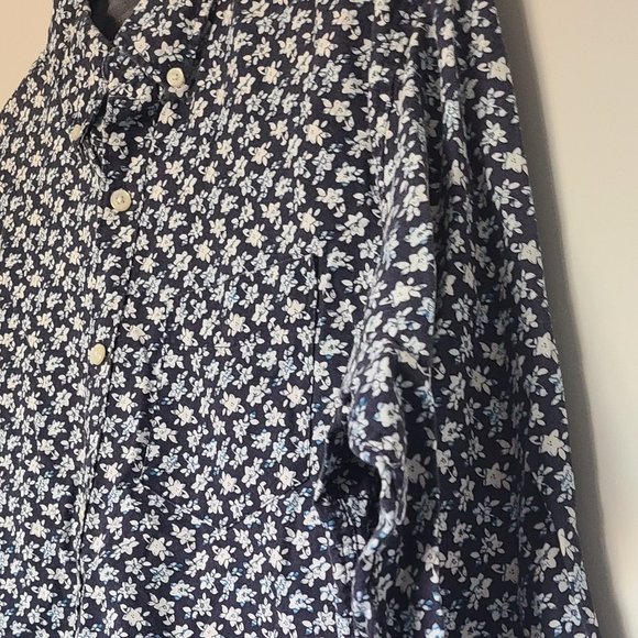 American Eagle button down Flower shirt. Great Quality! Stylish and comfortable - Picture 6 of 6